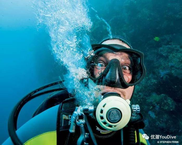 浇花的漂亮女孩