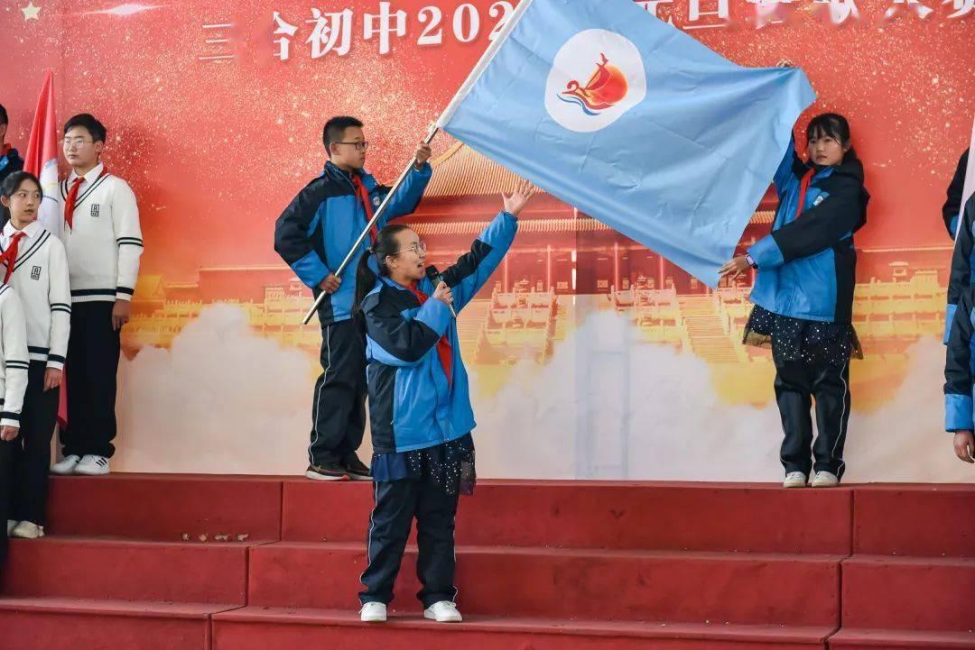 逃离残破的船只