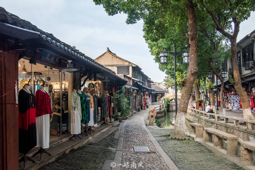 马思纯晒合照为周冬雨庆生，周冬雨回复爱爱，马思纯表示继续宠溺